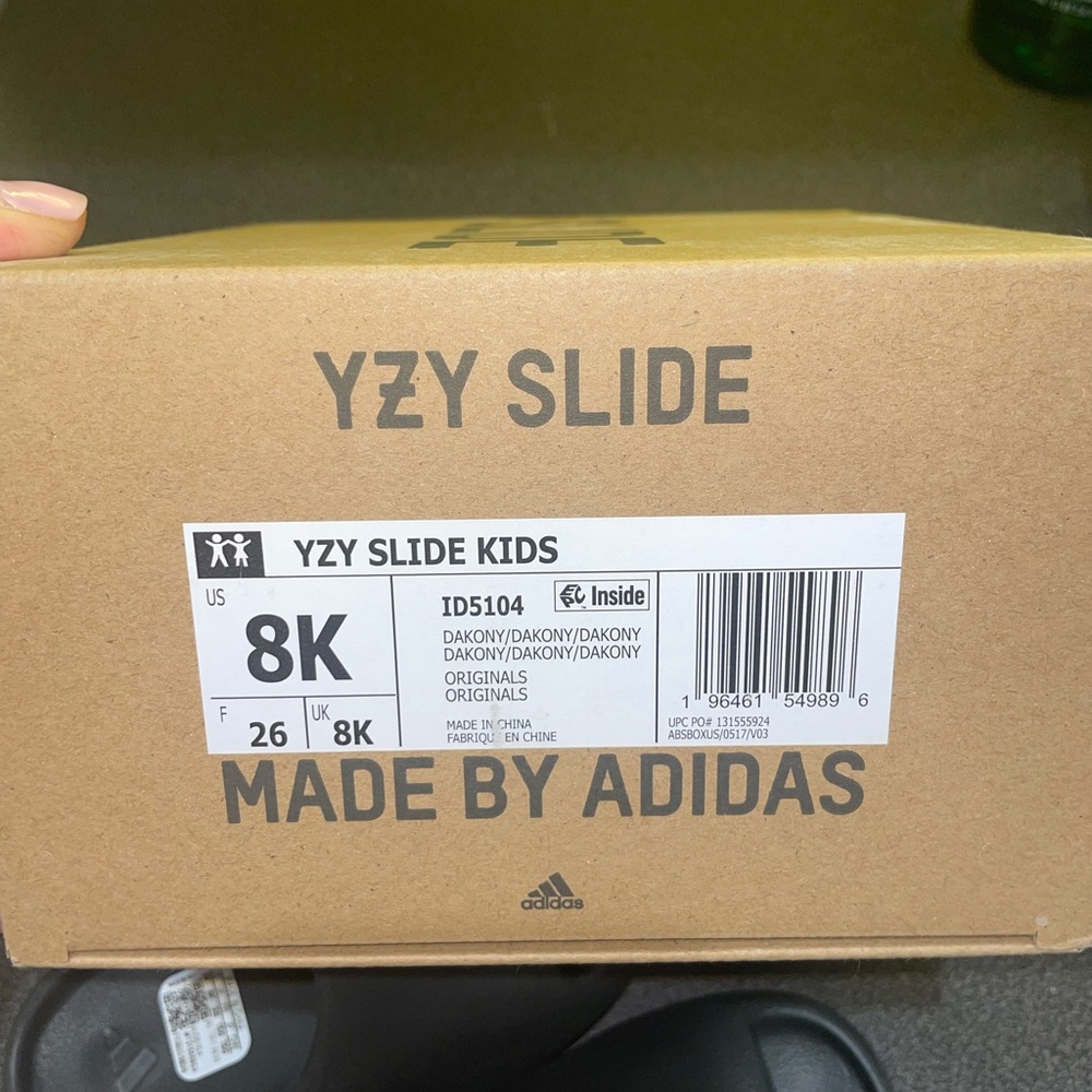 BRAND NEW NEVER WORN Yeezy Kids Slide Sandals 
Charcoal Grey (DAKONY) - Picture 3 of 3